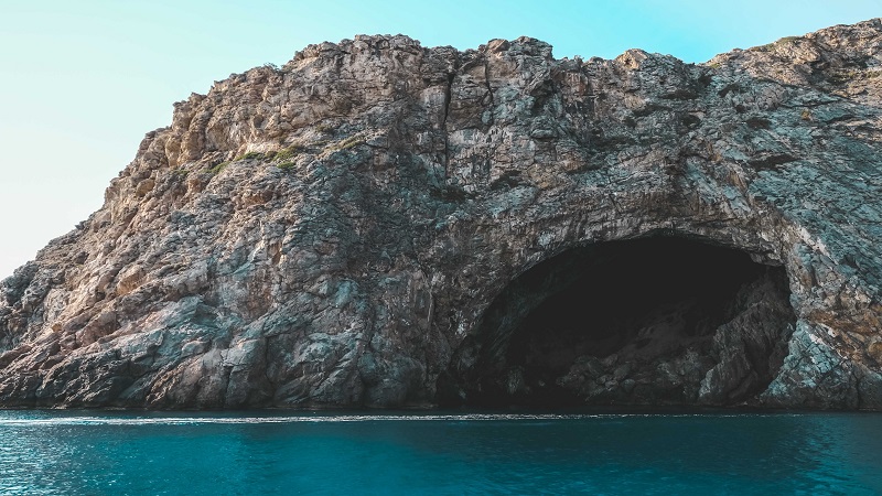 Saiba mais sobre a Gruta Azul em Arraial do Cabo